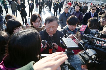 本刊编委会副主任、人大代表王梦恕院士步入会场时接受记者采访