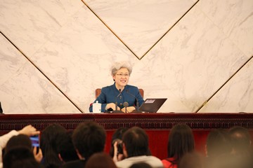 大会新闻发言人傅莹向中外媒体介绍本次大会有关情况