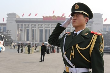 向人民代表致敬