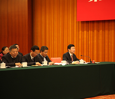 李利代表（右一）发言.JPG