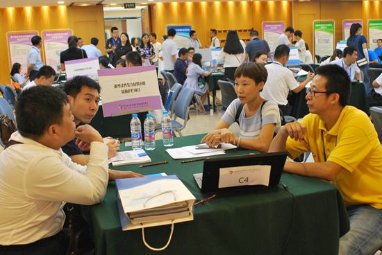 4对接会现场，成果方与需求方在进行交流对接。.JPG