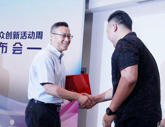 为吉祥物一等奖壮壮的设计者颁奖.jpg 为吉祥物一等奖壮壮的设计者颁奖.jpg