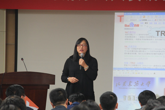 山东建筑大学博士黄巍岭现场做科普.jpg