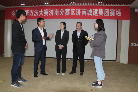 金奖获得者接受本刊记者采访.jpg