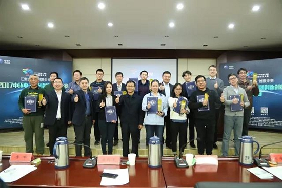 大赛获奖项目代表与嘉宾评委合影.jpg