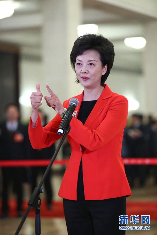 全国政协委员周晔在“委员通道”接受采访.jpg 全国政协委员周晔在“委员通道”接受采访.jpg