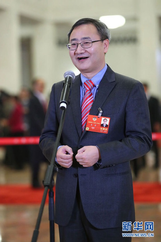 全国政协委员吴浩在“委员通道”接受采访.jpg 全国政协委员吴浩在“委员通道”接受采访.jpg