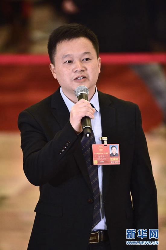 全国人大代表左香云在“代表通道”接受采访.jpg 全国人大代表左香云在“代表通道”接受采访.jpg