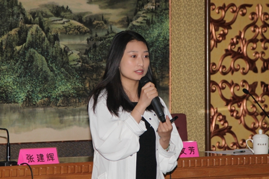 比如视频的负责人在做公司项目介绍.jpg