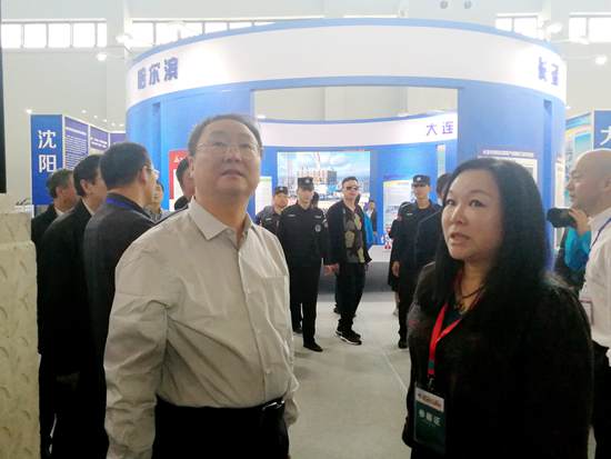 3、金鼎山董事长尹晓北在展区内向住建部城市建设司郭司长（左）介绍企业情况_副本.jpg