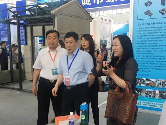 图片4、哈尔滨市建委主任李亚军（中）莅临捷能金鼎山产品展示区参观指导_副本.jpg