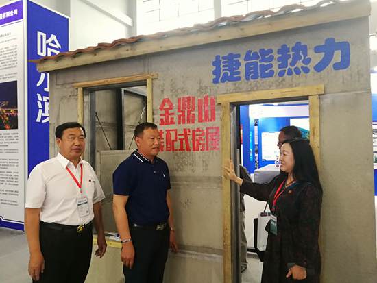 微信图片6、捷能金鼎山公司的领导在展品前交流_20180522123856_副本.jpg
