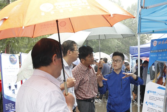 领导聆听参赛选手讲解.JPG