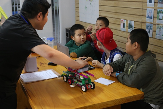评委与小学组选手进行交流.JPG