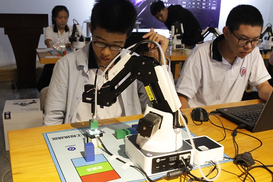 中小学生参加“越疆机器人”比赛.JPG