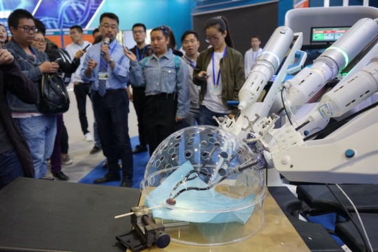 图片3：现场展示（术锐腔镜手术机器人）.JPG