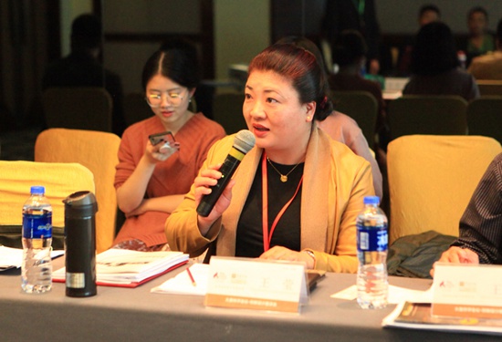 天津市设计学学会秘书长王莹主持.JPG
