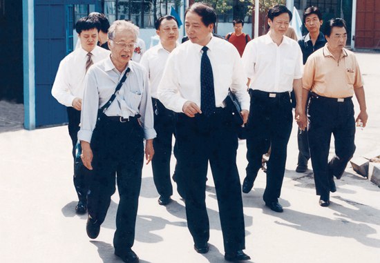 中科院院士何祚庥视察天能集团.jpg 中科院院士何祚庥视察天能集团.jpg