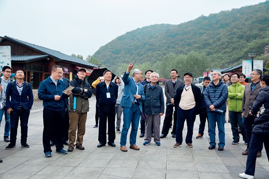 11位院士考察“金钉子”.jpg 11位院士考察“金钉子”.jpg